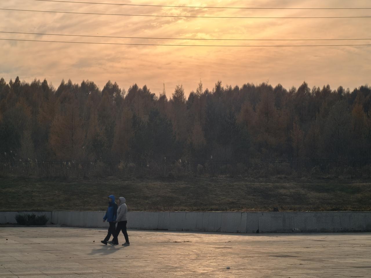 黑龙江县城生活节奏慢，上午和老公上班，中午吃完午饭老公说去公园转转。下午
