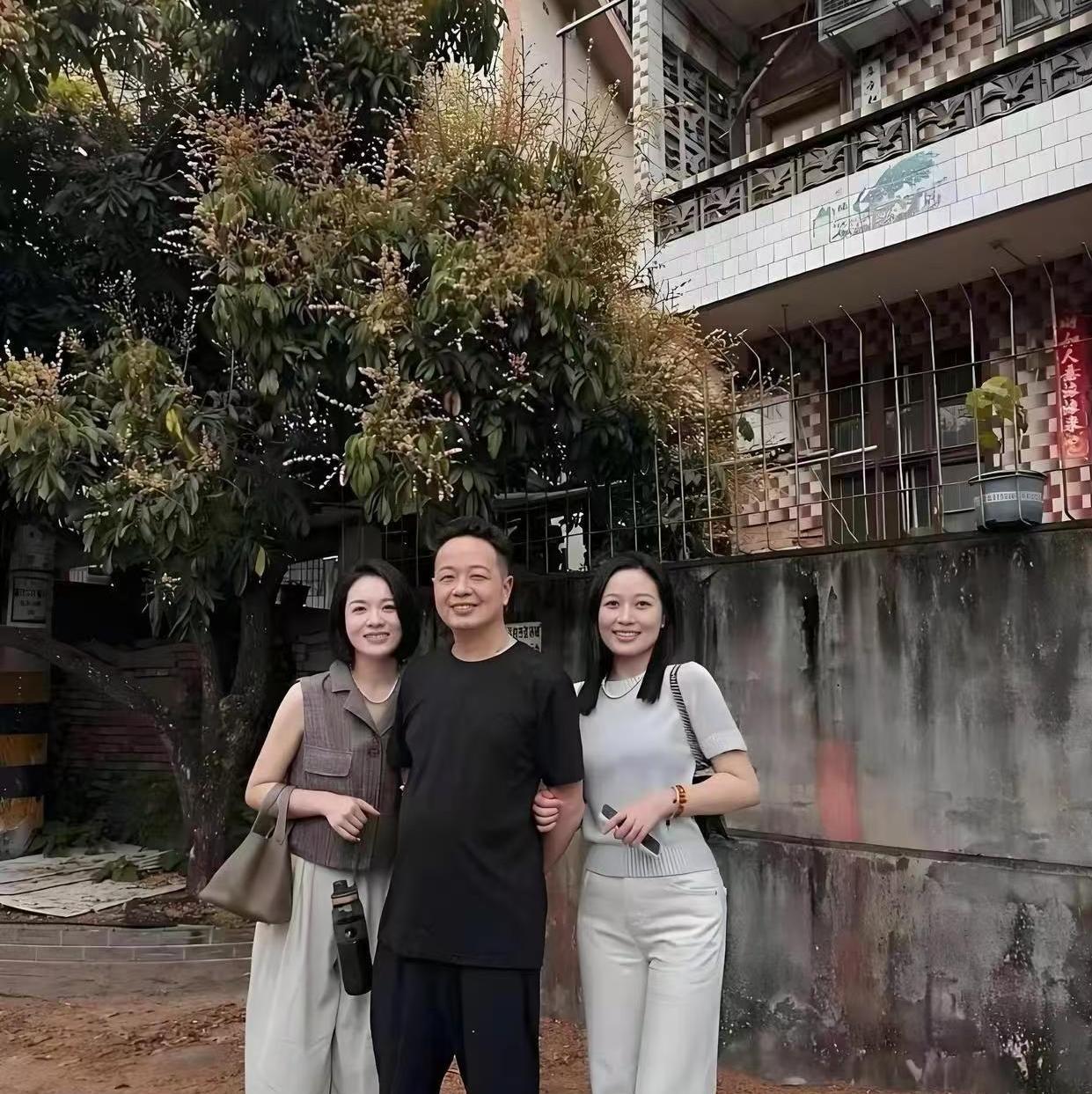 第一眼看上去，还以为是幸福的一家三口合照！中间这位男士站在老屋门前，左右两