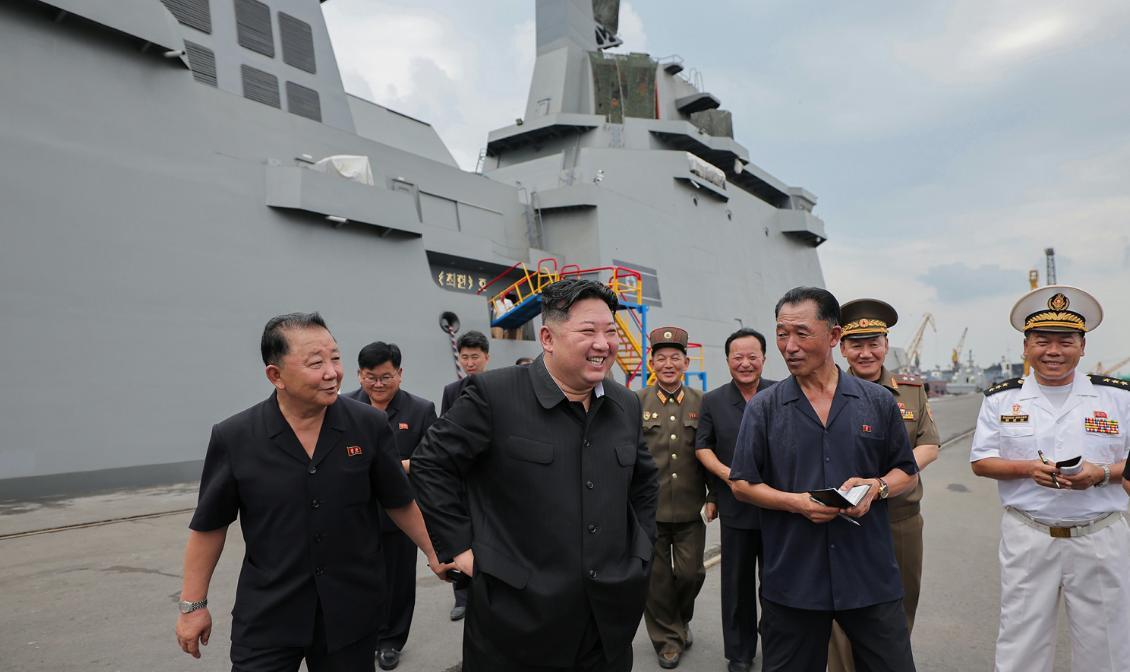 金正恩元帅近况照片：视察崔贤号驱逐舰。时间是8月18日。上将朴光燮在现场迎接