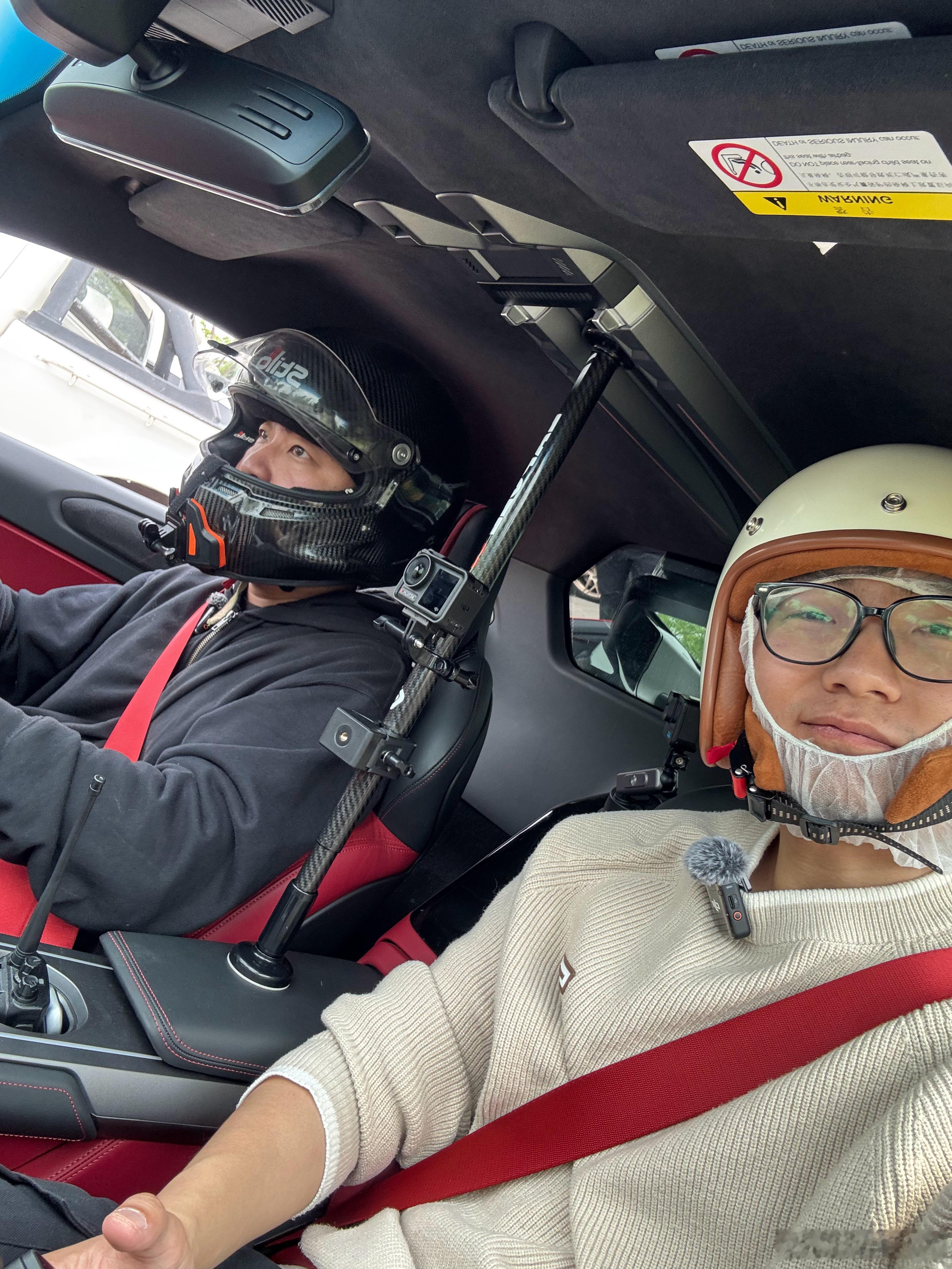 坐上了的副驾，尾号7398，开快点，赶时间！！​​​