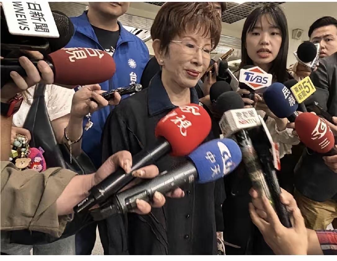 洪秀柱今（3）日出席侯汉廷新书发表会前回应季麟连风波时说：“季副主席军人出身，有