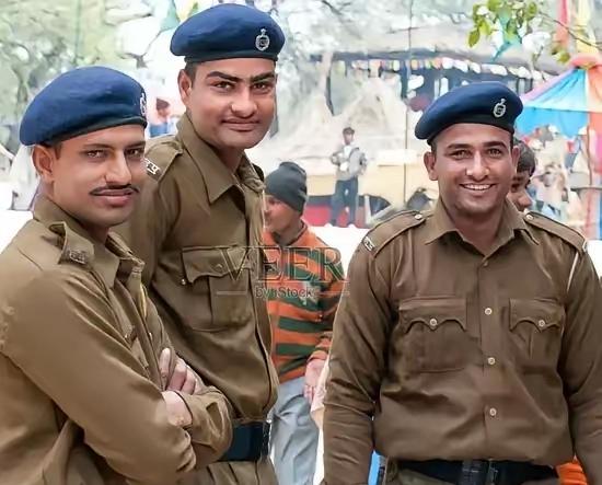 从中国运往巴基斯坦的精密机床，在印度港口被扣了。扣了就扣了吧，结果上海海事法院一