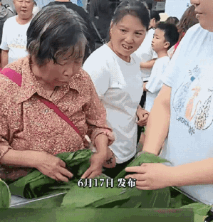 这样的人注定穷一辈子！社区举办端午活动，组织居民们一起包粽子，不料一老人不断将