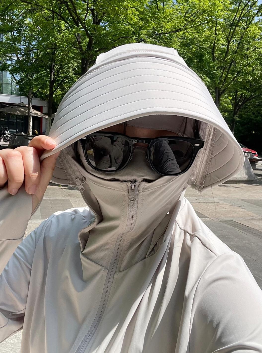 发现了吗？那些夏天出门把自己裹得严严实实的人，哪怕只是戴个帽子、穿件冰袖，几年下