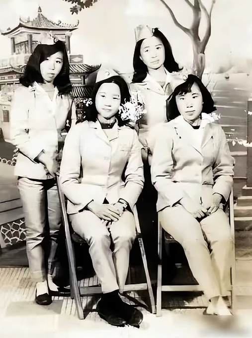 1950年，解放军在福建剿匪时，在山林中遇到了4个女学生，战士们好心为她们指路，