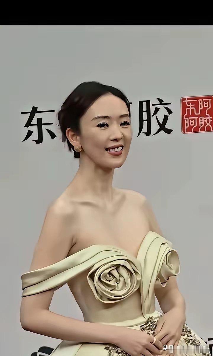 实话实说，童瑶是美！她和章子怡长得太像了，脸部比例恰到好处。可她瘦了点，这低胸礼