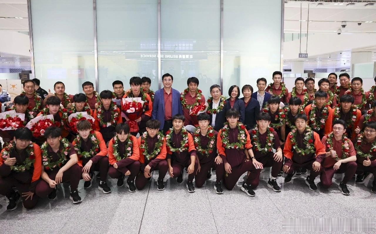 在U17亚洲杯获得亚军后，2009年龄段中国队🇨🇳抵达北京，与足协⚽主席宋凯