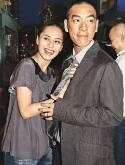 2018年，阿娇和赖弘国举行了婚礼，赖弘国拿出一张无限额黑卡让阿娇随便刷。阿娇看
