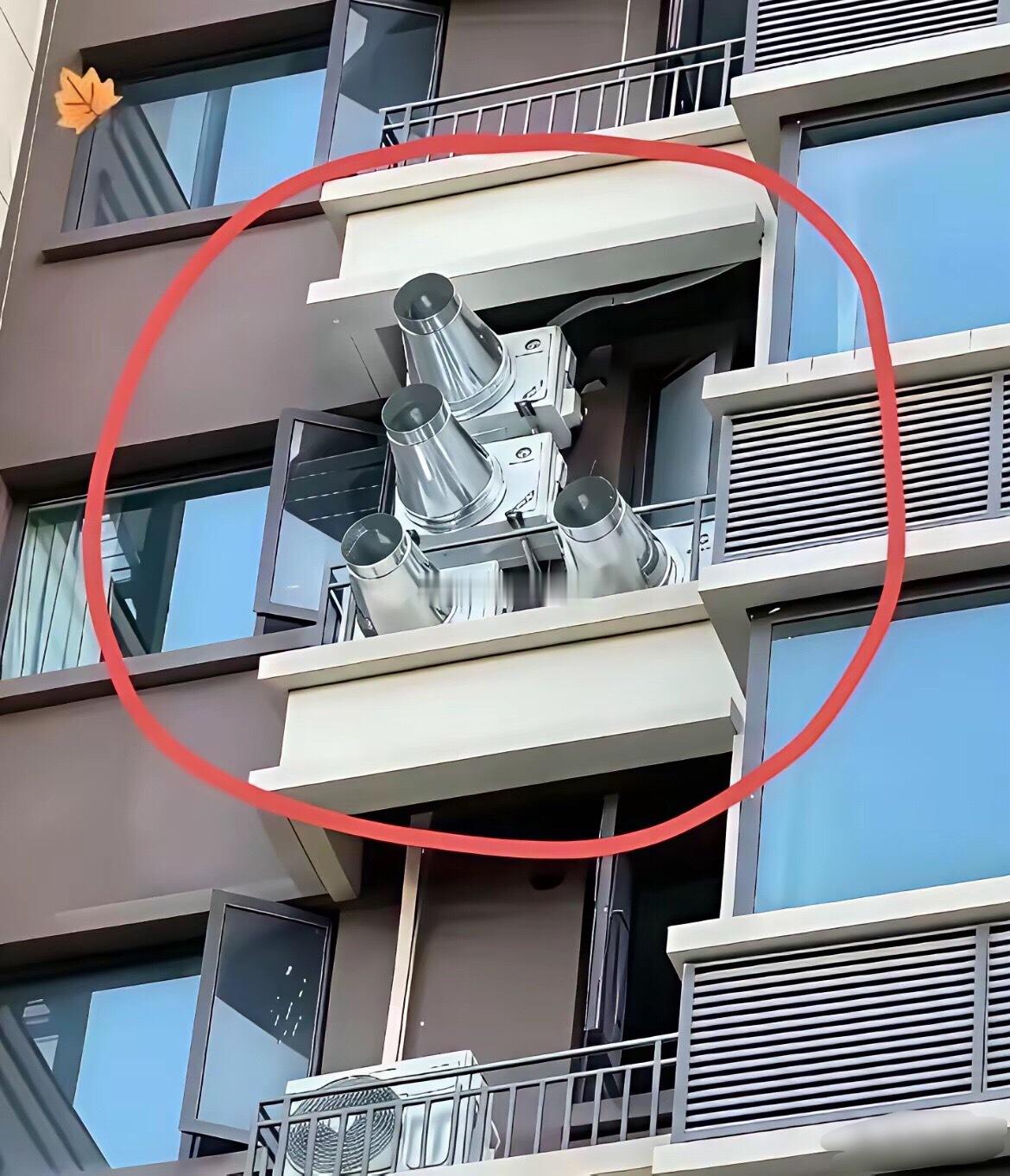下楼遛弯，无意间看到楼上住户阳台装四台银色锥形设备，外观特扎眼