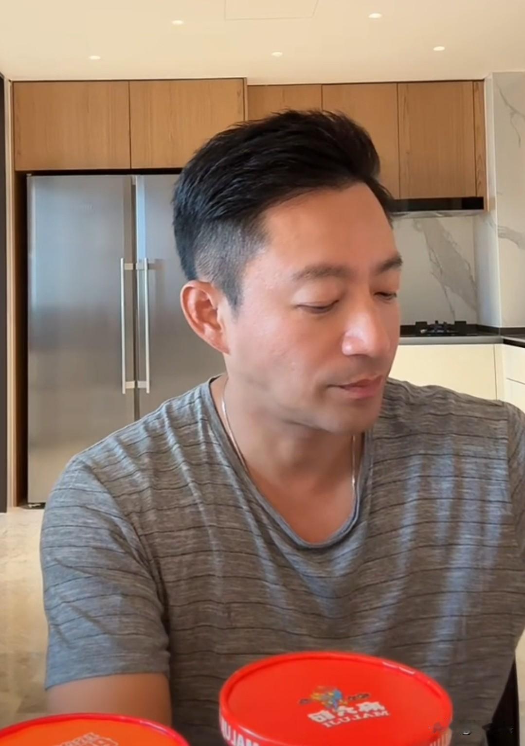 汪小菲，变了！他变的喜欢沉默了，没有以前那种冲动暴躁了，这个和小梅有很大关系，