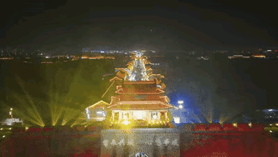 这是我的家乡明代古城的夜景，它虽然是只有10万人的小城，但也显得有生机和活力。