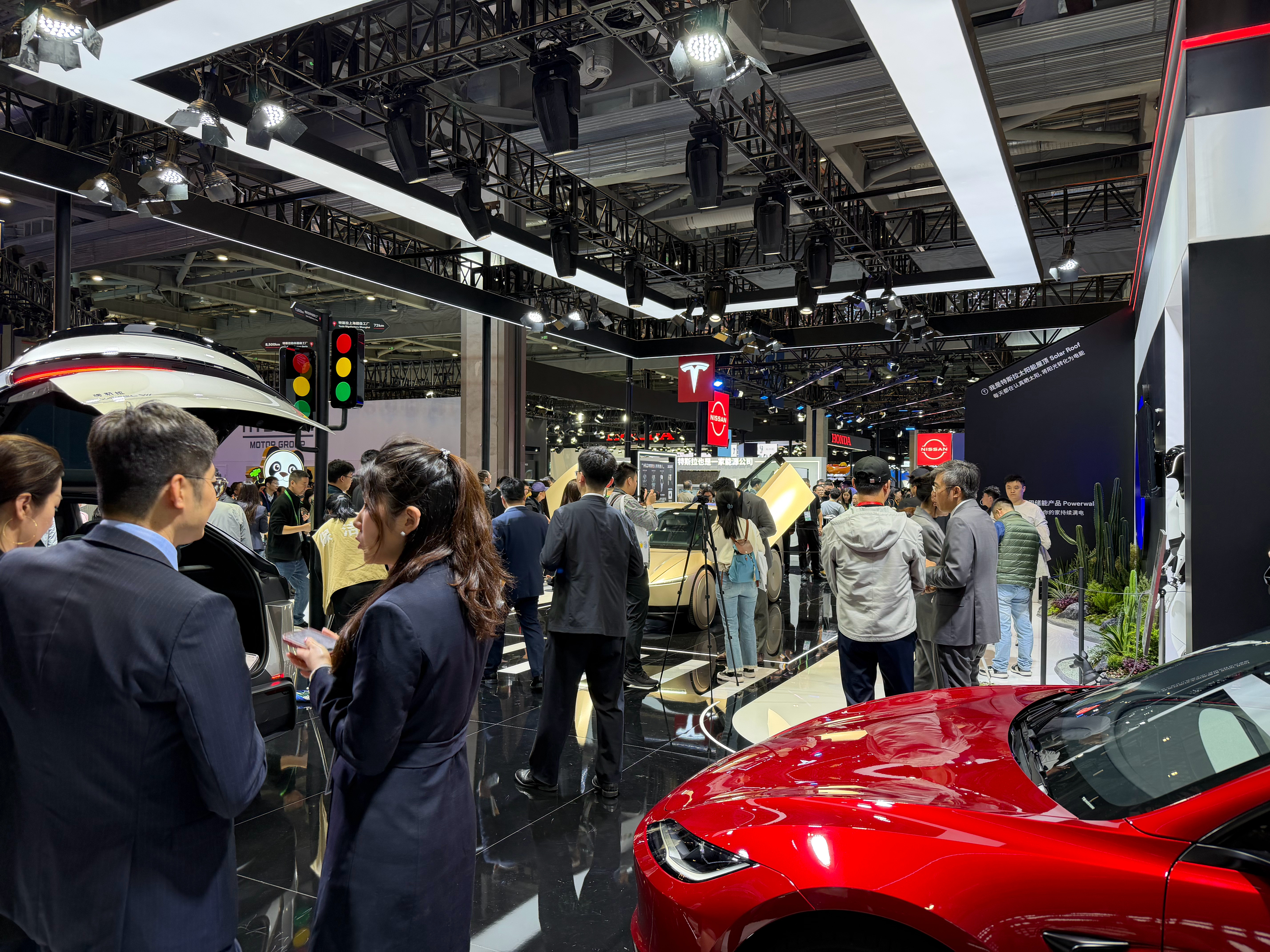 也得跟上时代，排队看一眼Cybercab​​​