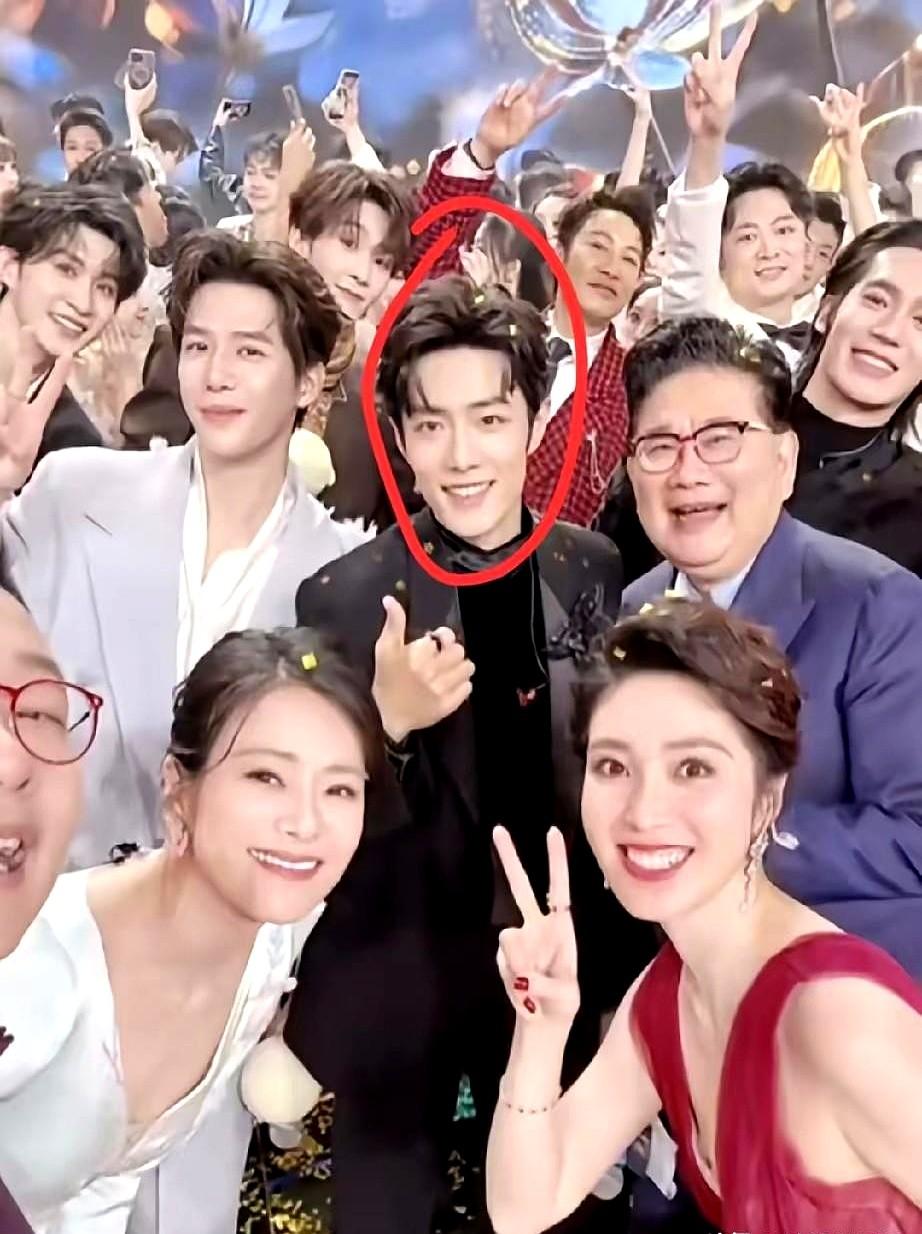 肖战用行动告诉人们，即使名气越来越大，心态还是可以保持谦逊和细腻。跨年舞台上