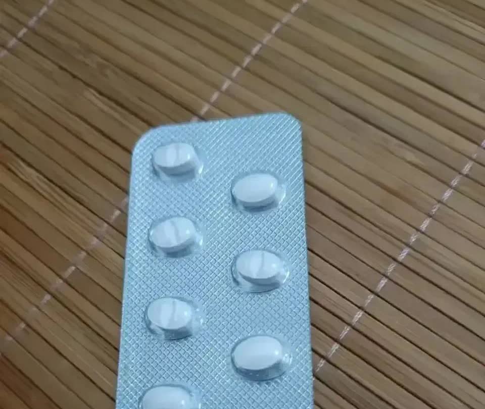 安徽，一名女子给儿子整理房间时，意外在抽屉的角落里发现了一板药，这板药没见药盒，