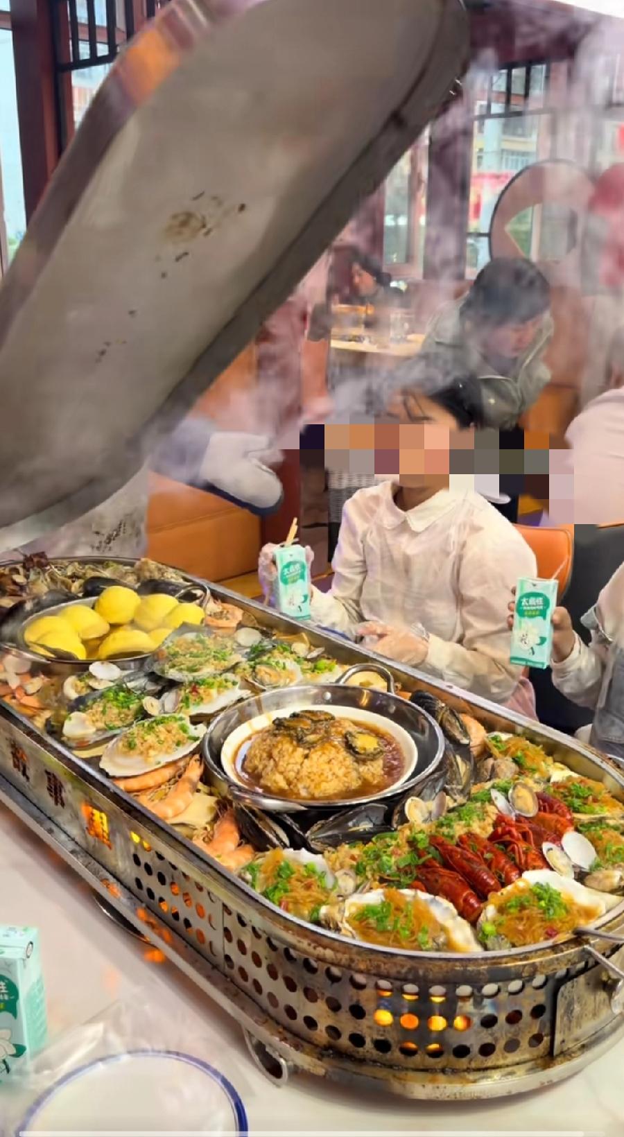 刷到一家连锁店的488元海鲜套餐，猛一看山珍海味很有好吃，再仔细一看，这不全是预