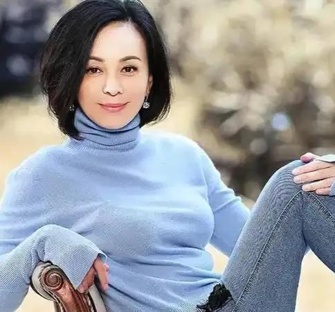 看了王琳与两个男性朋友吃饭聊天，终于知道为什么她儿子爱她却想逃离她了。因为年