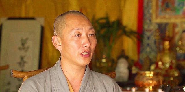 一天，一和尚开豪车，带孕妇到医院生孩子，医生问：父亲是谁？和尚双手合十：是我。谁