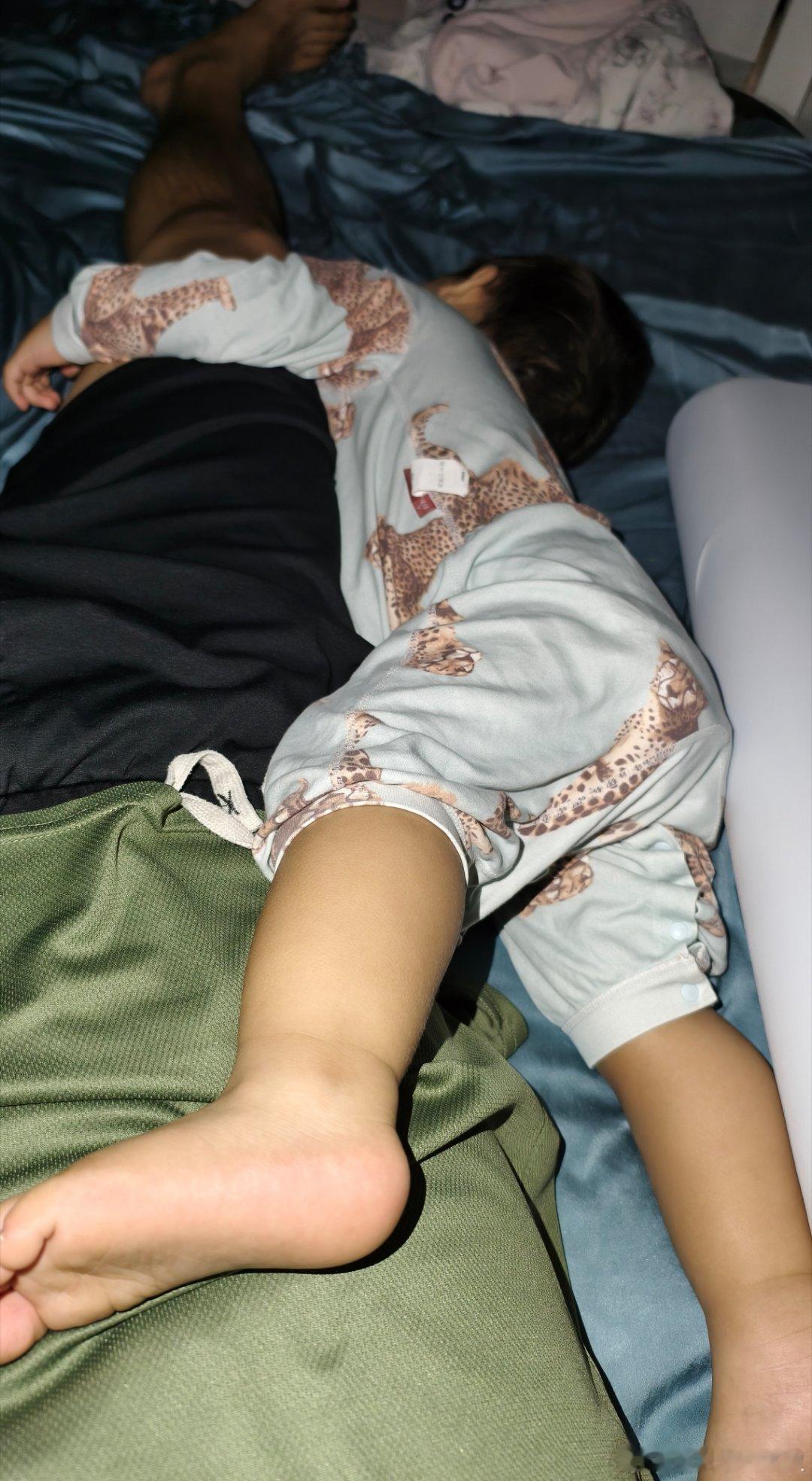 晚上改抱大腿了萌娃养成记