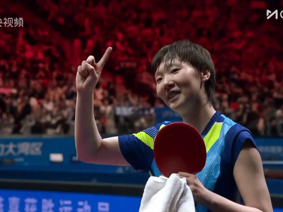 王曼昱首登世界第一王曼昱从陪练到世界第一王曼昱登顶世界第一从陪练默默沉淀，咬牙克