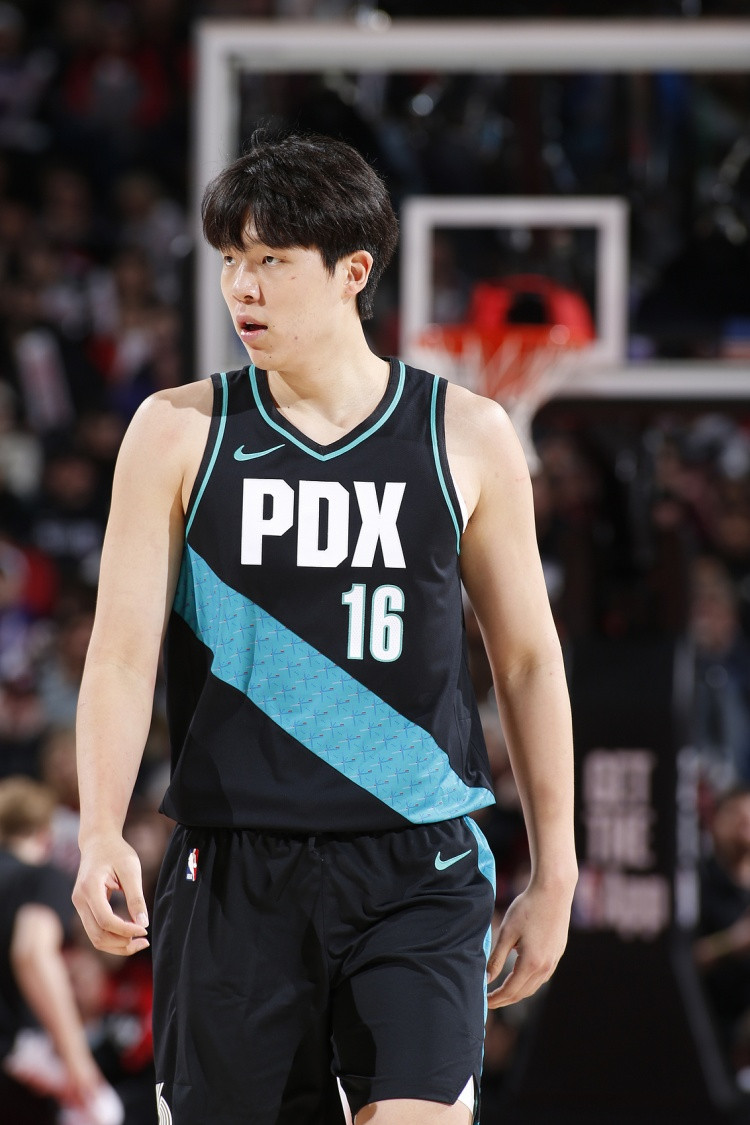 青岛媒体: 杨瀚森的确没有达到NBA先发中锋水平 但其进步有目共睹