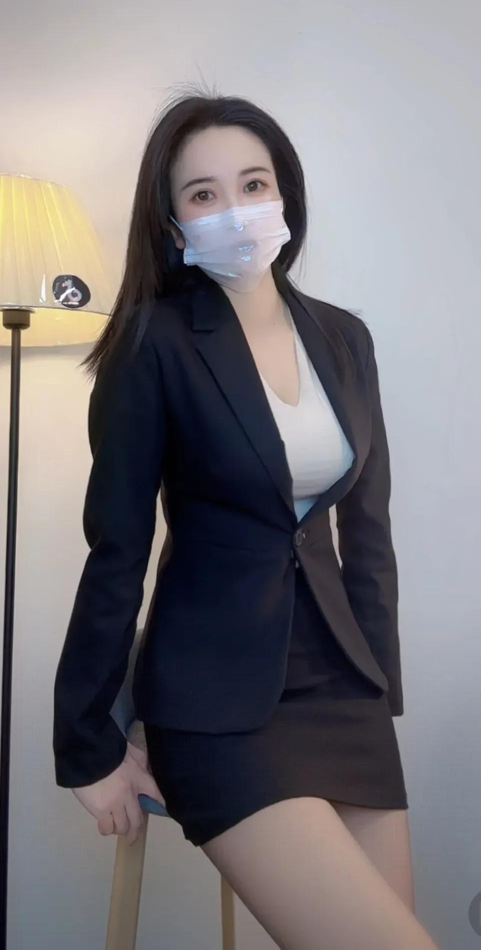 如何搭配一套优雅的职业装?女生穿西装能有多好看精英为何很多钟爱职业装?