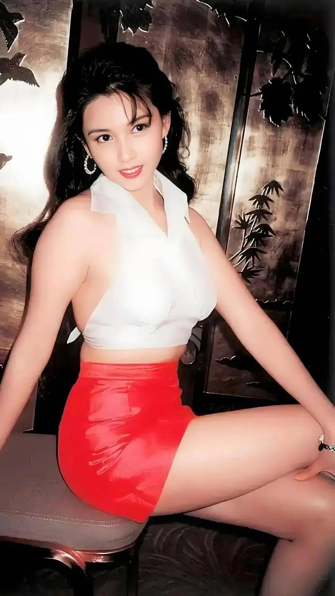 王晶说，李嘉欣太瘦，林青霞英气偏男相，王祖贤腿型有缺点，只有邱淑贞，美得恰到好处