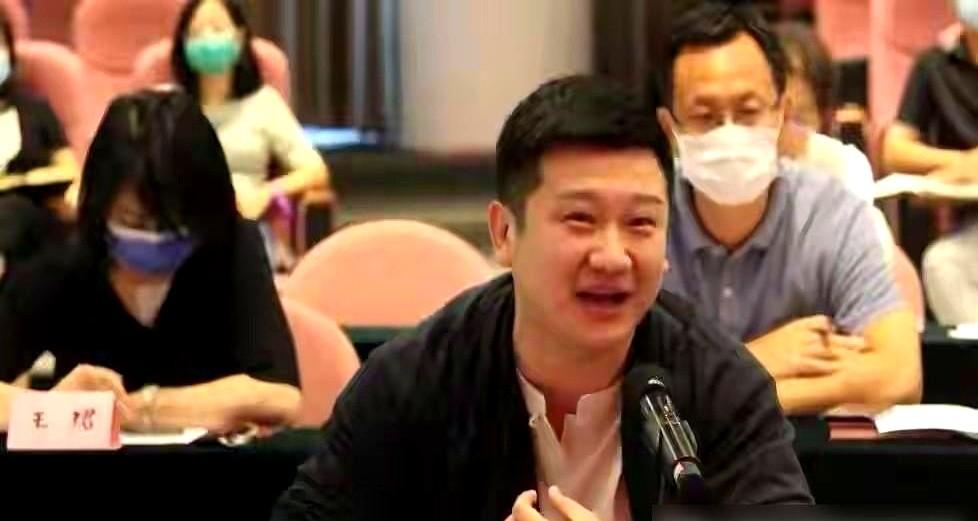 网友让他解散，他急了。清华博士李寅飞，当年在节目上被郭德纲一句“没出息的玩意