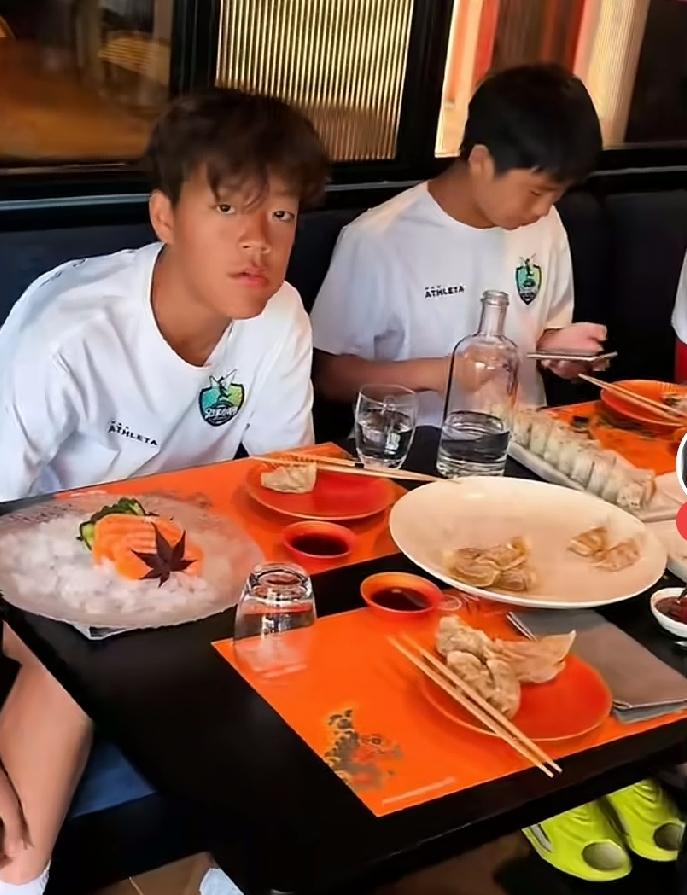 中国足球小将欧洲夺冠！捧回了小世界杯冠军，看看他们赛前吃的是什么？就是一盘饺子。
