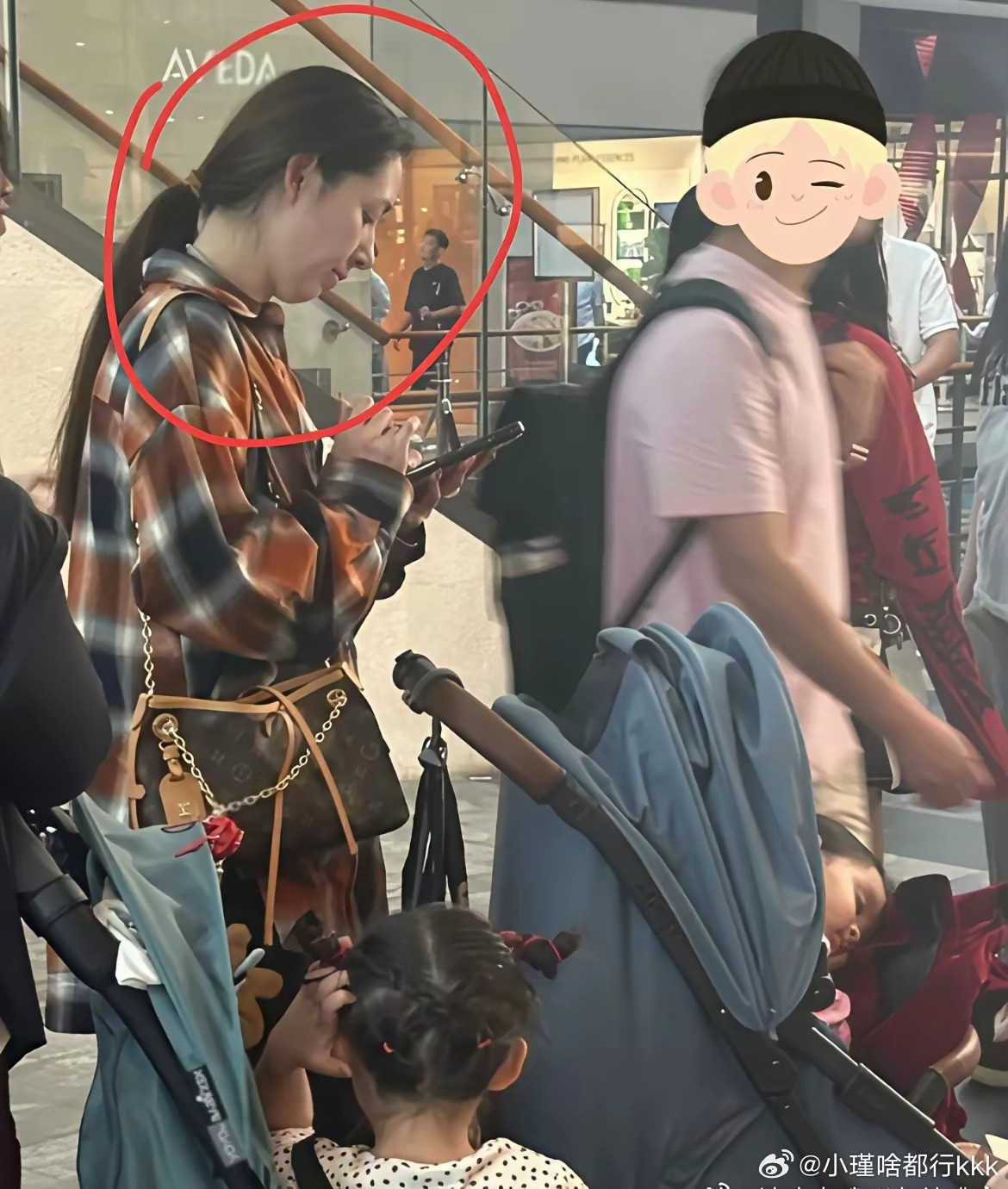 42岁的郭碧婷素颜现身童装店，为女儿细心挑选衣服，被网友偶遇拍下。她一身休闲装扮，素面朝天，毫无豪门