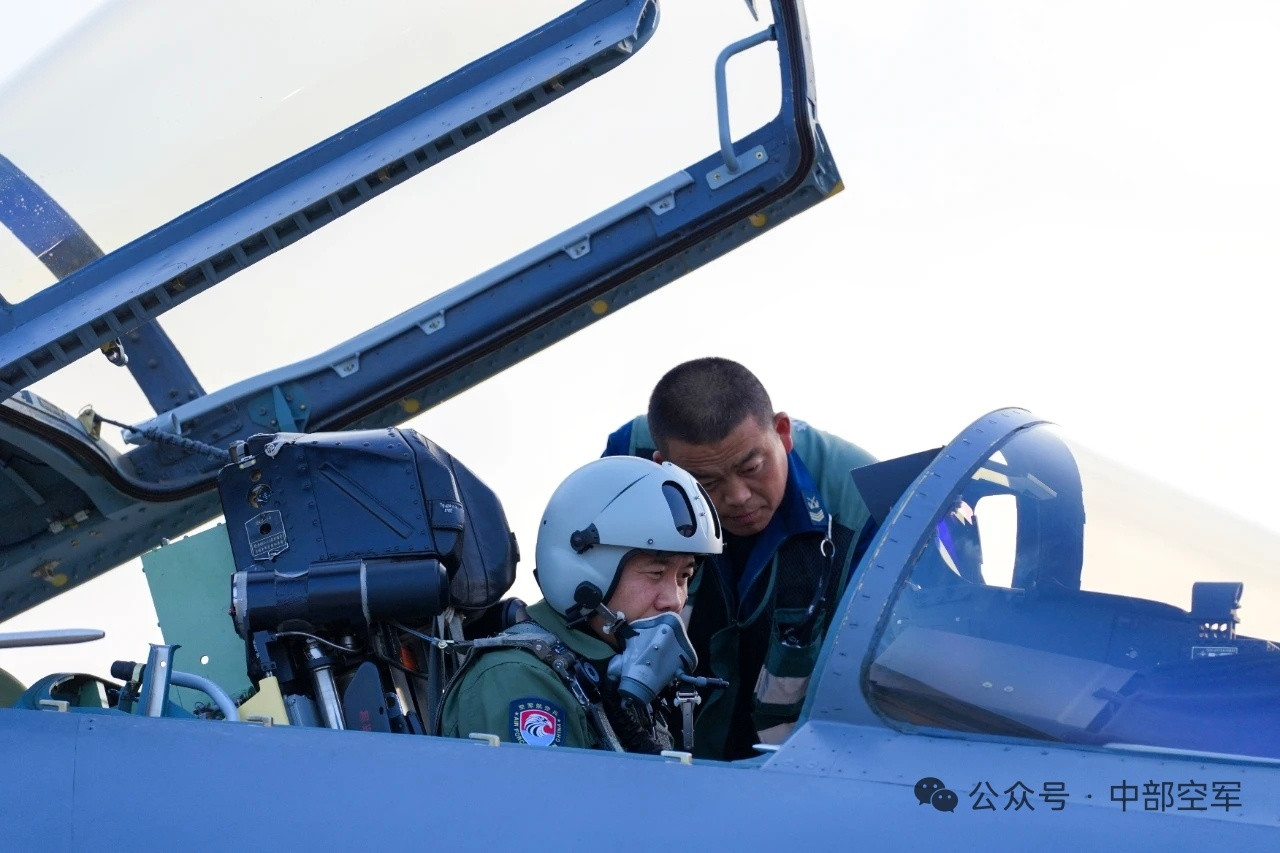 中空“河山劲旅”歼-11B/BS想看新东西[doge]烽火问鼎计划制胜空天​​