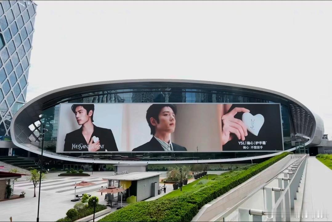 YSL给肖战在深圳湾体育中心2188㎡地标大屏投广了，这块也是高奢必争之地，肖战
