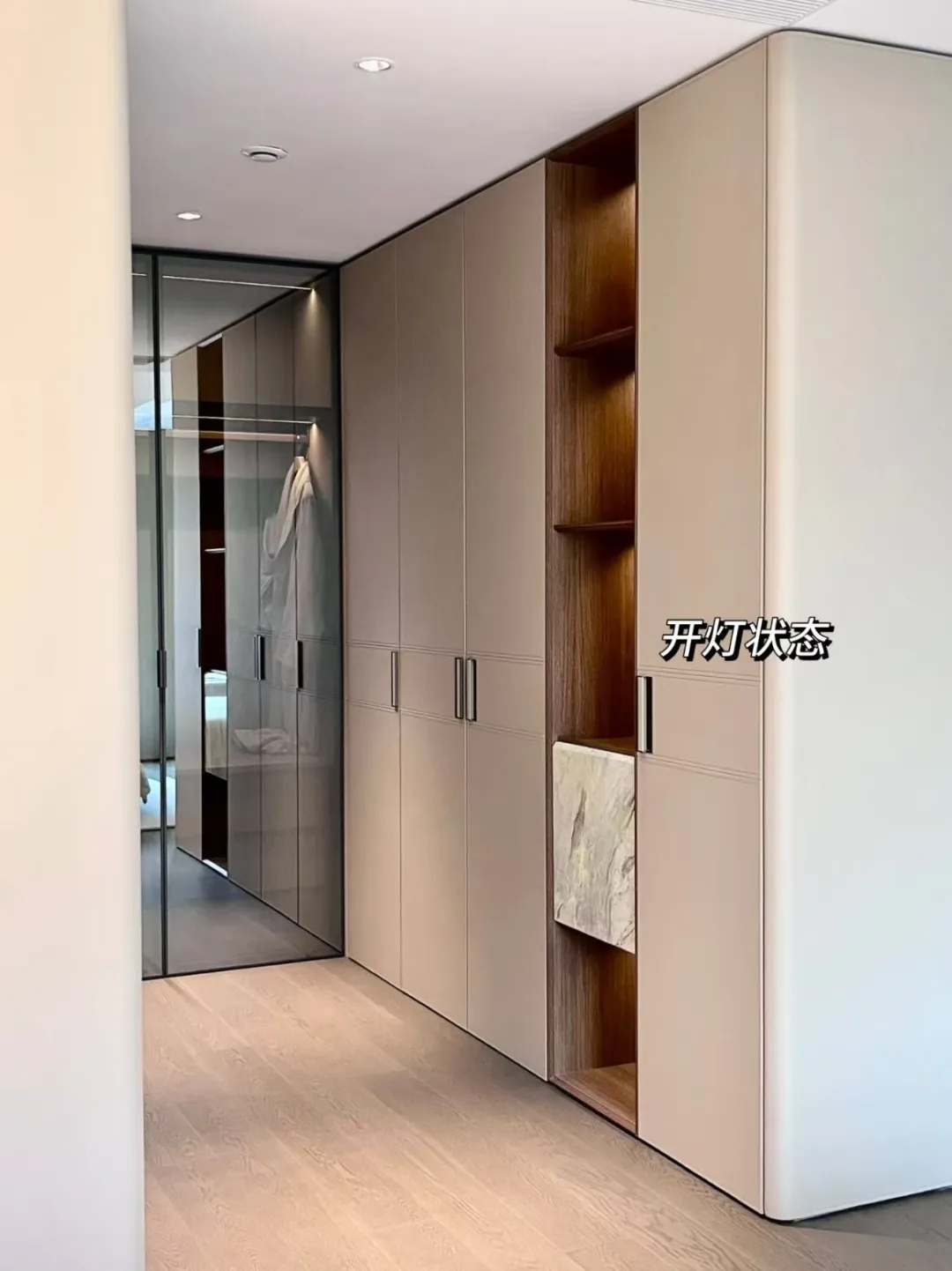 皮革门+镜子玻璃门完美落地效果