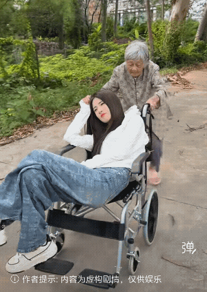 98岁外婆“哑剧”演的出神入化！愿老人家多出镜，让大家笑笑！[大笑]