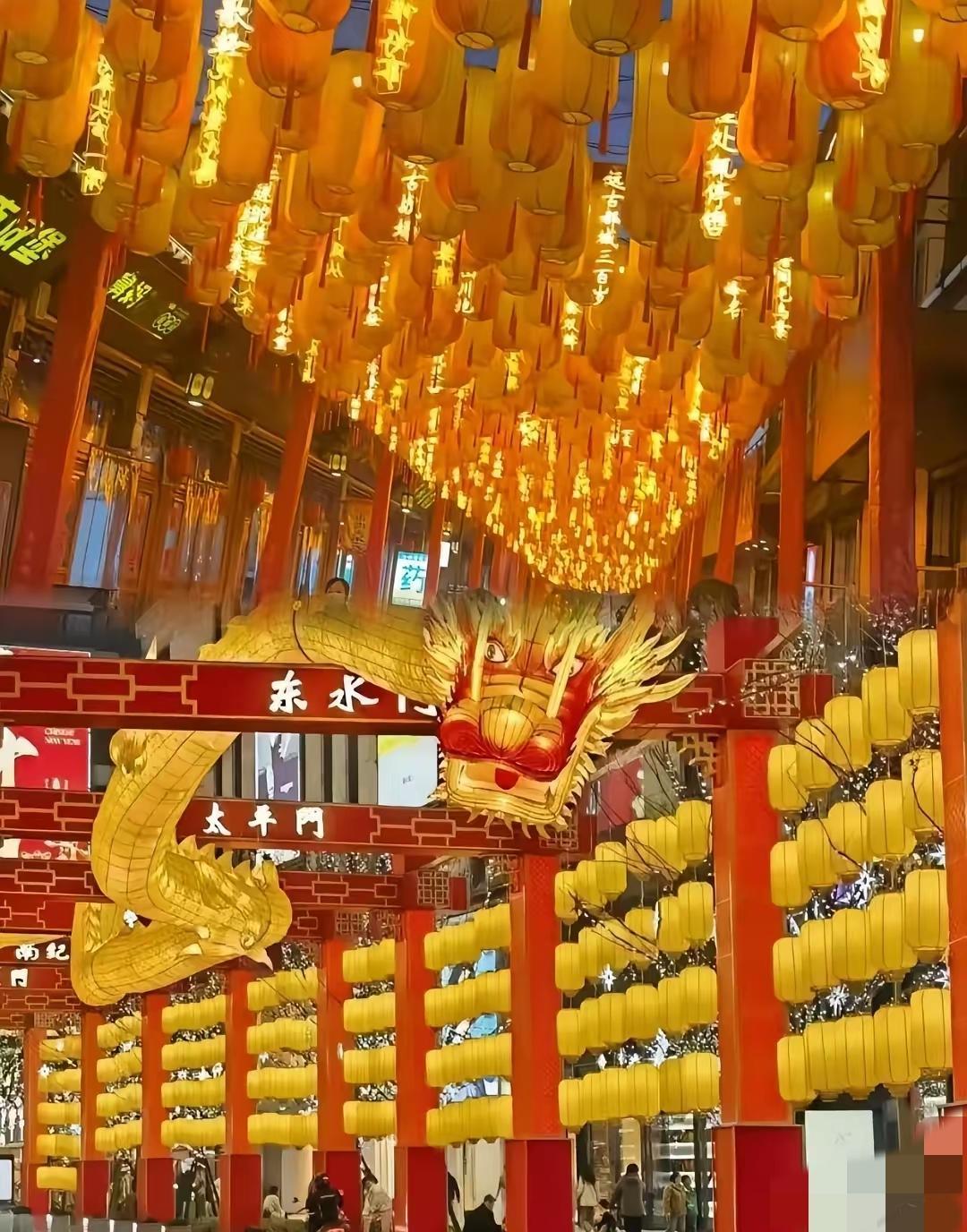 年关将至，多地街头齐刷刷挂起黄灯笼，满屏黄色晃眼，网友直接炸锅：这年味儿咋变味了