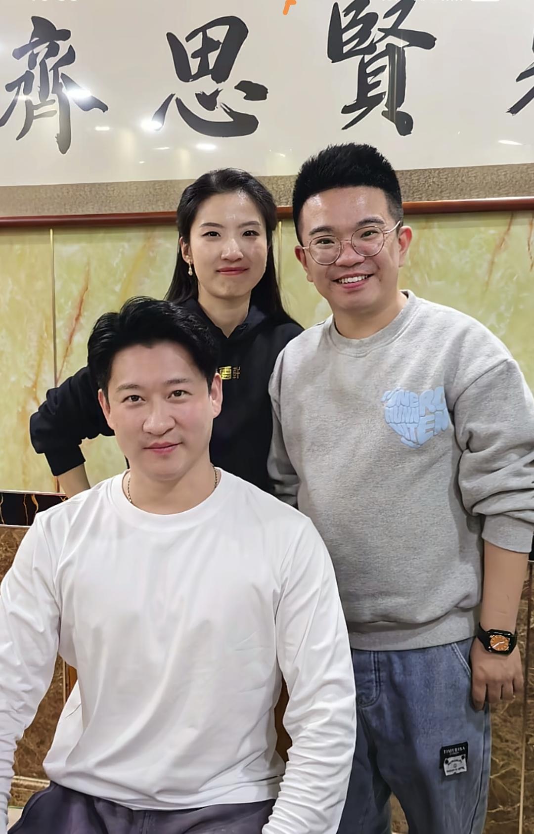 曹云金的师徒观：给徒弟更多饭门。近几天，曹云金领衔主演的短剧《甲方我来了》热