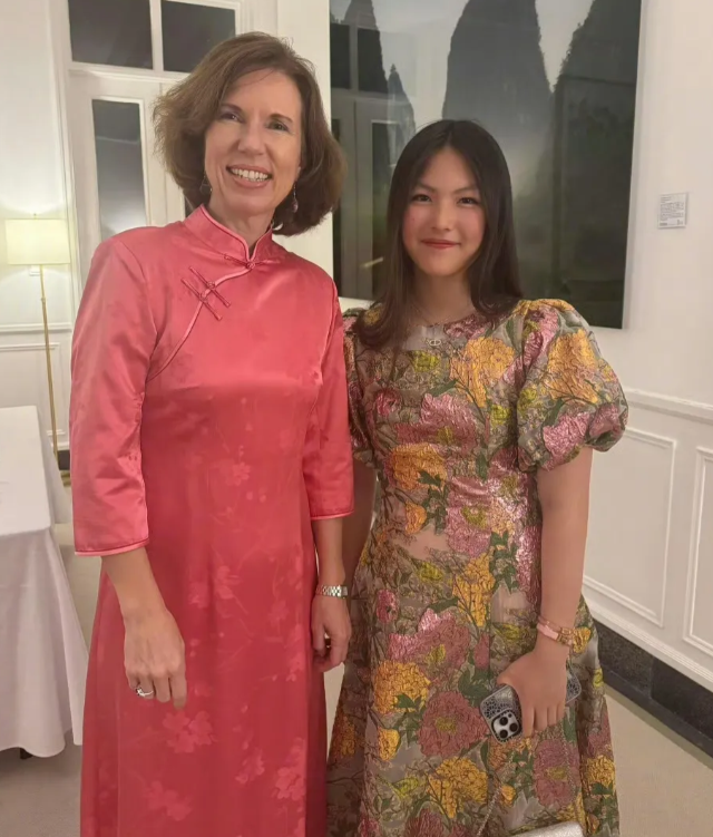大家发现没，李湘把女儿王诗龄养得比她还“富”，近日参加英国聚会，女儿王诗龄穿
