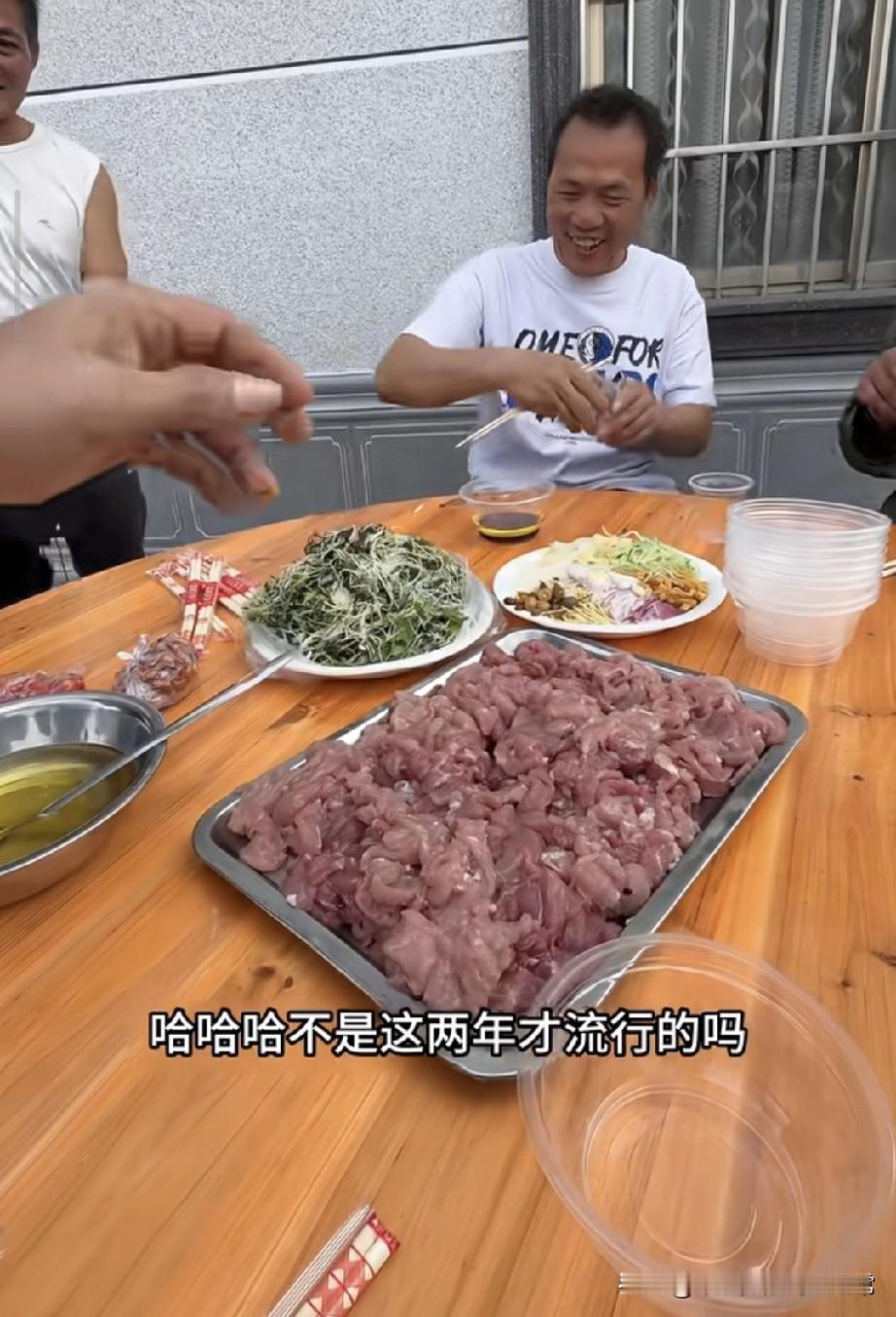 终于发现广东人不敢吃的东西了广西杀猪宴的生猪肉，我真不敢下嘴今天去广西外