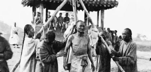 1510年，大太监刘瑾被凌迟处死，皇帝下旨要求割肉3357刀。刽子手为了完成旨意