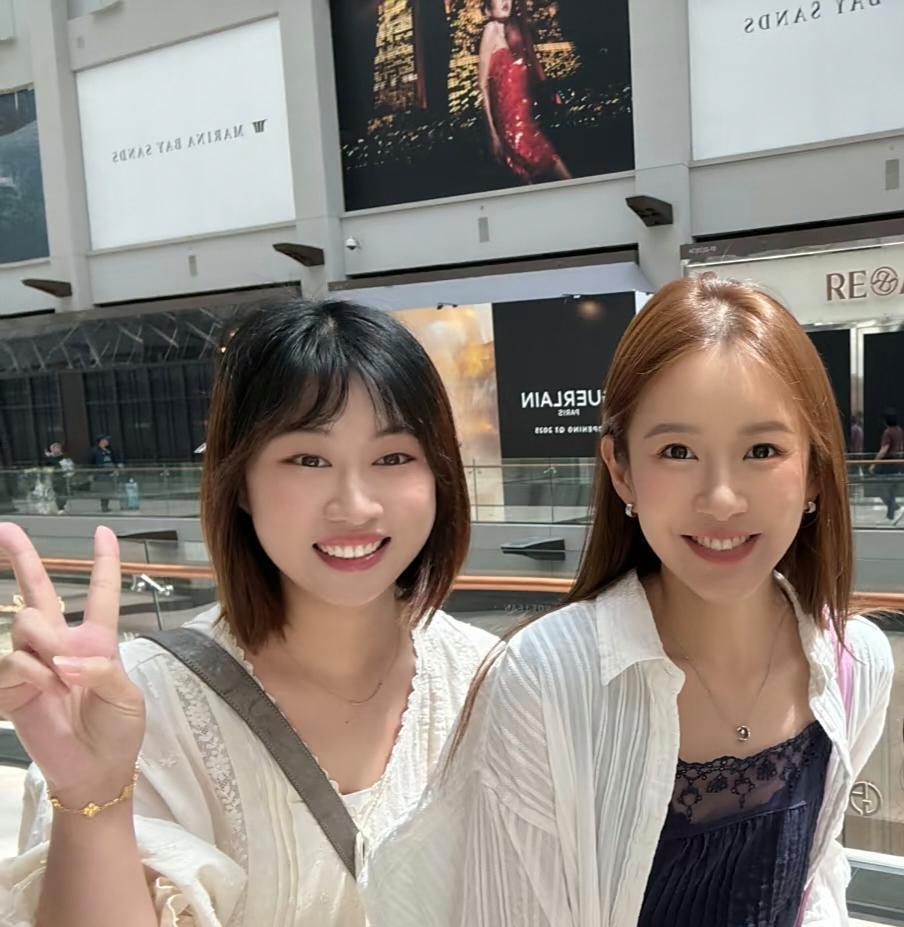 陈赫老婆张子萱在新加坡逛街被偶遇，她看起来好少女，皮肤白皙，状态真好，完全不像生