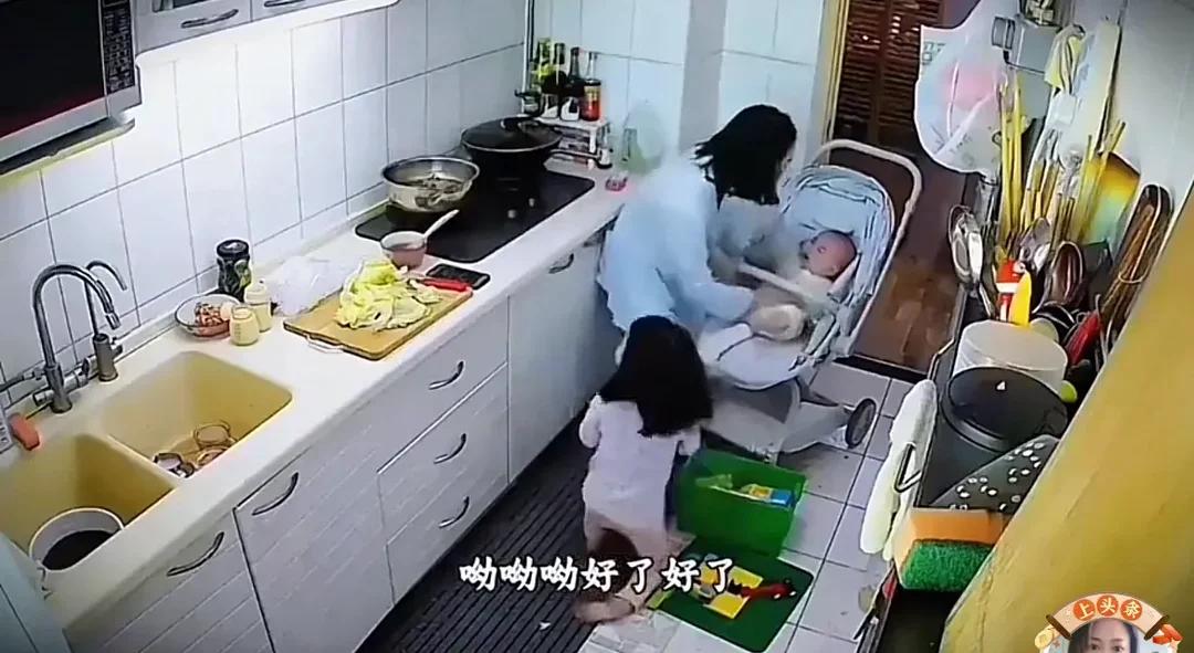 这是娶了媳妇忘了娘吗？男子下班回到家，看到媳妇在厨房炒菜，还得哄着不到一岁的儿