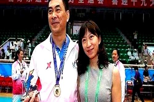 刚刷到女排圈的新鲜事，陈友泉教练这波操作真接地气！2025-26女排超级联赛还没