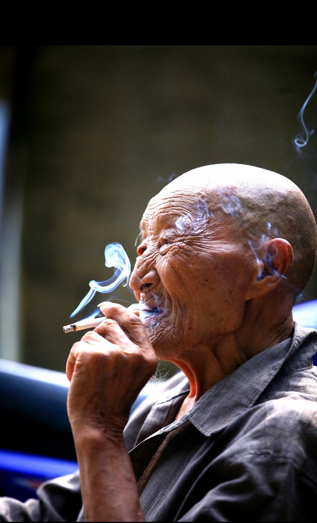女儿含泪告诉老爸，没钱给他治病了，贪生怕死的老爹说再救救他吧。我老家，有一个老