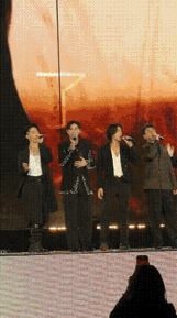 阿信，肠子都悔青了吧[捂脸哭]五月天演唱会上，阿信特地邀请了F4，时隔多年，4