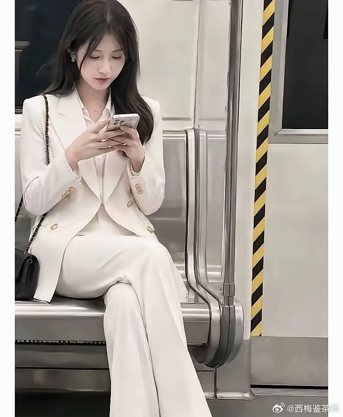这种条件的，不管是在国企还是私企，年薪应该都不会低于100万吧，为何也...