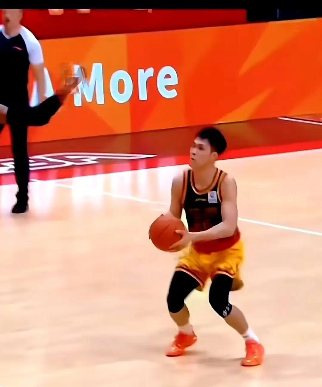 一个场均4.7分的人，今晚杀了32分。别揉眼睛，你没看错，就是江苏队那个庞峥麟。