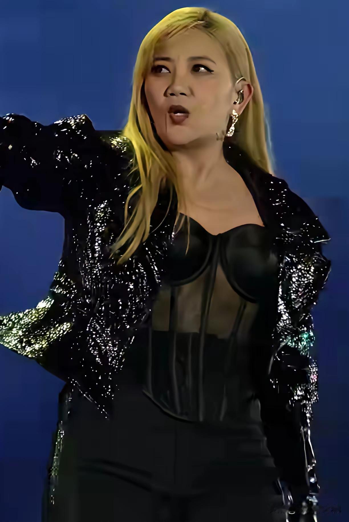 本以为是张惠妹，没想到是梁静茹，目测这体重得有180斤吧！实话讲，这般“吨位”