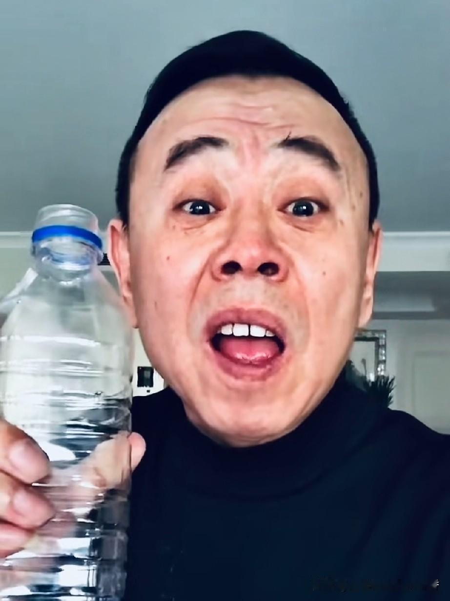 潘长江在个人平台上发布短视频，他说:“今天，潘叔要给你们表演一个绝活，瓶子不靠嘴