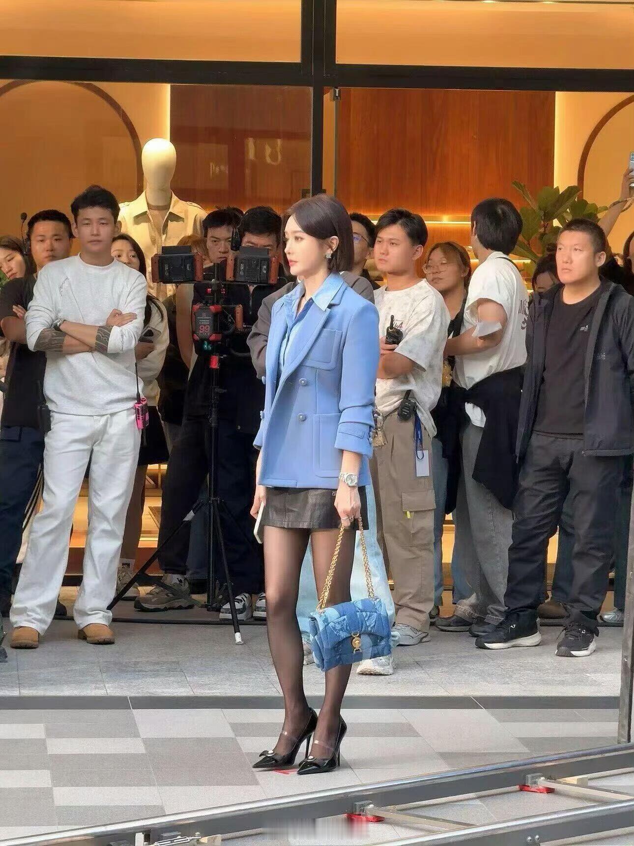 秦岚哪里像46岁了啊，路人拍的生图