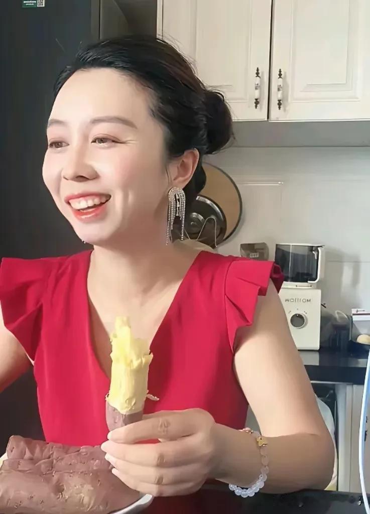 田静于直播间问小星星们：你们看我漂亮吗？照片里，她妆容浓重。在我眼中，俗不可