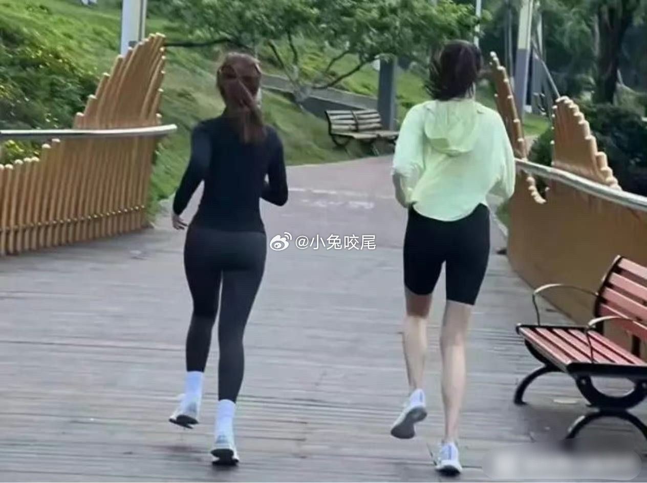 关晓彤公园晨跑，这腿长快抵得上全身的三分之二了​​​